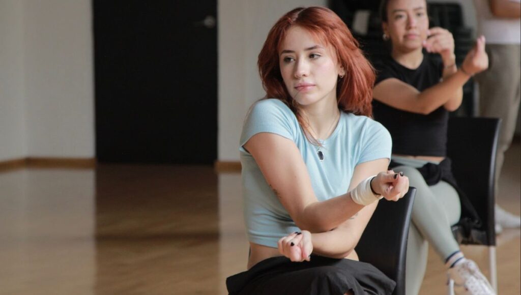 alumna de CEFAT practicando danza al estudiar actuacion