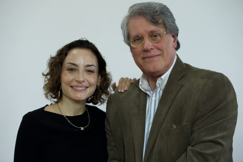 marimar vega en entrevista con un profesor de la escuela de actuacion cefat