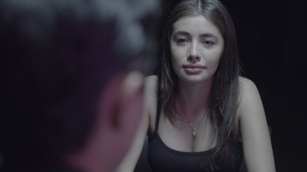 estudiante practicando tecnicas de actuacion en escuela profesional para estudiar actuacion