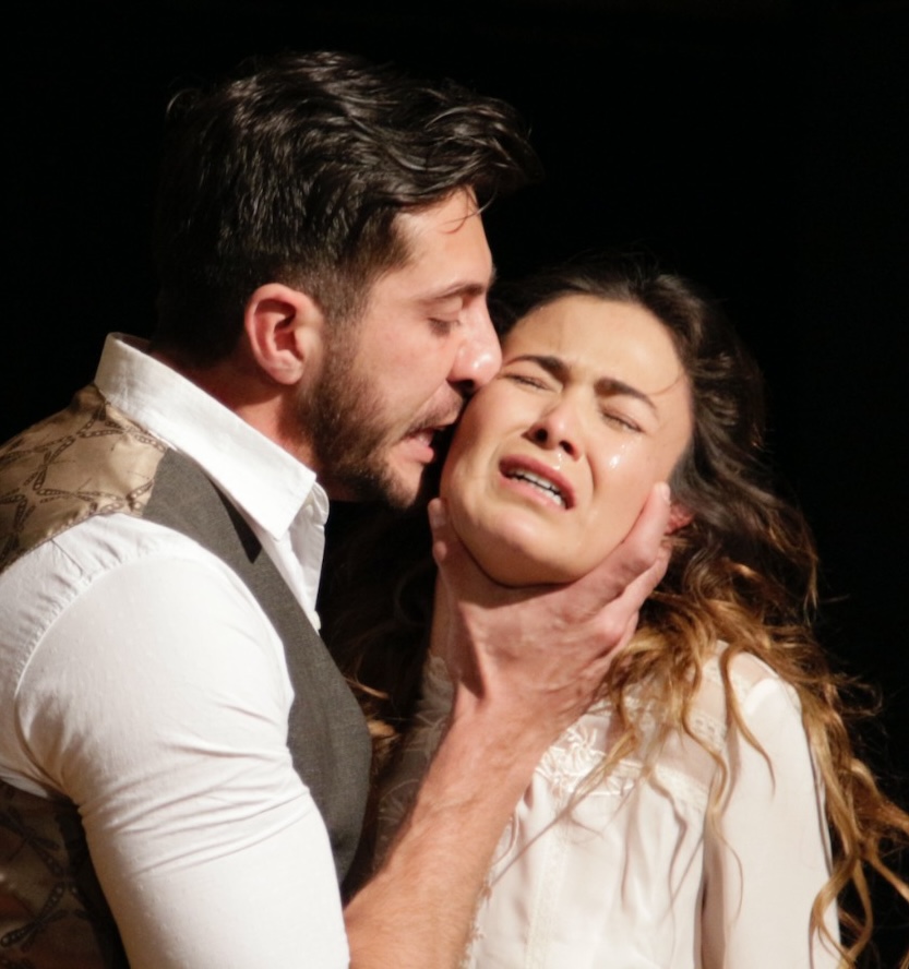 Escena actoral de alumnos de CEFAT durante un montaje