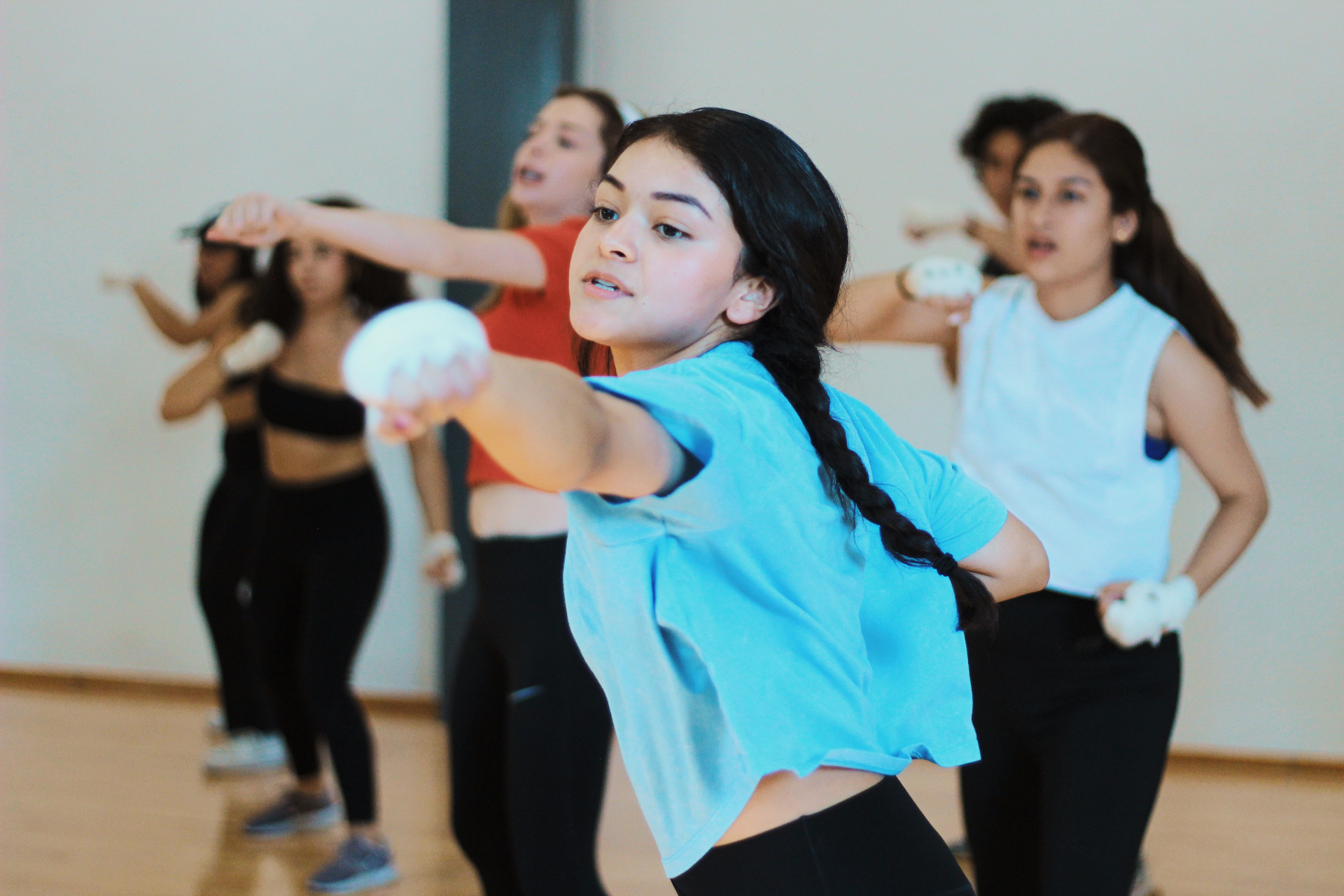 Entrenamiento corporal de alumnas de CEFAT en clase de movimiento